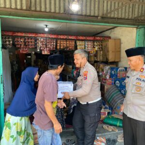 *Turut Belasungkawa Polres Pelabuhan Tanjungperak Takziah ke Rumah Dua Santri Ponpes Al Khoziny*
