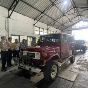 Cegah Kecelakaan, Satlantas Polres Malang Gelar Ramp Check Jeep Wisata Bromo*