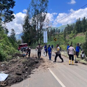*Aksi Cepat Tanggap Polres Probolinggo Tangani Tanah Longsor di Jalur Bromo*