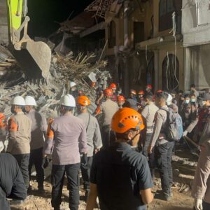 *Ratusan Personel Polresta Sidoarjo Berjibaku Bersihkan Puing Bangunan Ponpes Al Khoziny*