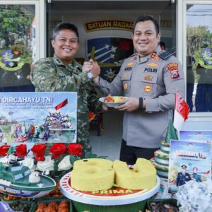 Moment HUT TNI ke 80, Kapolres Jombang Beri Kejutan kepada Kodim 0814 Jombang dan Sat Radar 222 Ploso Jombang*