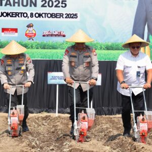 *Kapolda Jatim Pimpin Penanaman Jagung Serentak Kwartal IV di Mojokerto Pakai Benih Eco Bhayangkara*