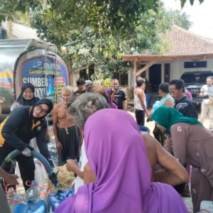 *Polri Untuk Masyarakat : Polisi Datangkan Dua Tangki Air Bersih untuk Warga Kenduruhan Pasuruan*