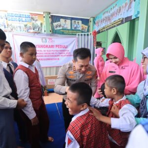 *Sambut HKGB ke-73, Bhayangkari Bojonegoro Gelar Bakti Sosial di SLB Putra Harapan*