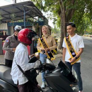 *Polres Sumenep Edukasi Masyarakat Tertib Lalin Melalui Polantas Menyapa*