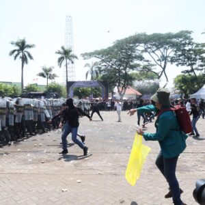 *Polda Jatim Gelar Simulasi Sispamkota Pastikan Kesiapan Personel Hadapi Gangguan Kamtibmas*