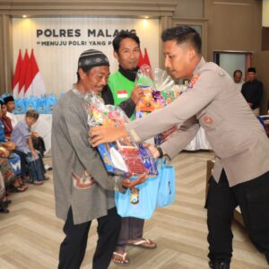 *Polres Malang Gelar Khitan Massal Gratis, Puluhan Anak Dapat Bingkisan dan Sembako*