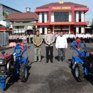*Kapolres Jember Serahkan 2 Unit Traktor Dukung Ketahanan Pangan*