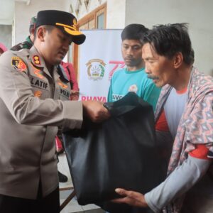 *Polres Probolinggo Bantu Warga Terdampak Angin Puting Beliung*