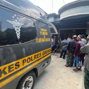 *Ambulans Gratis Polres Gresik Antar Jenazah Pahlawan Devisa Asal Desa Lowayu ke Rumah Duka*