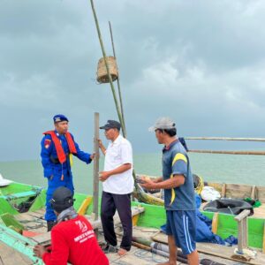 *Cegah Konflik Antar Nelayan Satpolairud Polres Gresik Bongkar Dua Rumpon di Perairan Utara*