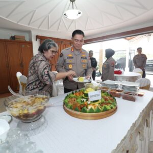 *Hari Jadi ke-74 Humas Polri, Polda Jatim Anjangsana ke Purnawirawan*