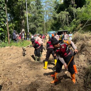 Polres Batu Terjunkan Puluhan Personel Tangani Longsor di Ngantang, Akses Malang – Blitar Kembali Lancar*