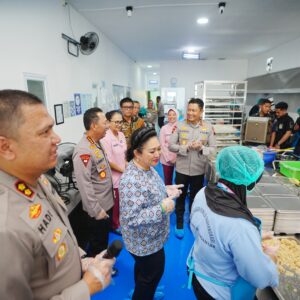 Kapolri dan Ketua Komisi IV DPR Tinjau SPPG YKB Polres Karanganyar, Dukung Penuh Program MBG