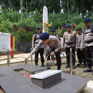 *Personel Polres Madiun Napak Tilas ke Monumen Sakip–Sanali*
