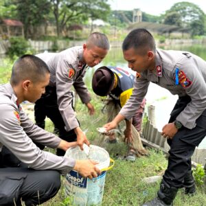 *’Live In’ : Siswa Diktukba SPN Polda Jatim Edukasi Budidaya Bandeng dan Jamur di Gresik*