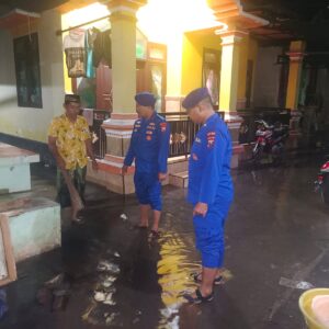 *Polisi Ajak Warga Pesisir Situbondo Jaga Kebersihan Lingkungan dan Waspada Banjir Rob*