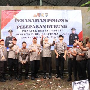 *Peserta Didik Sespimma Lepas 125 Burung di Polres Malang Jaga Keseimbangan Alam