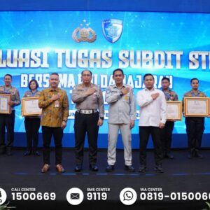 Subdit STNK Korlantas Polri Gelar Anev Pelayanan STNK 2025, Dorong Inovasi, Sinergi, dan Komitmen Pelayanan Samsat  Subdit STNK Diregident Korlantas Polri melaksanakan kegiatan Analisa dan Evaluasi (Anev) Pelayanan STNK Tahun Anggaran 2025. Kegiatan ini menjadi momentum penting bagi jajaran Korlantas Polri untuk menilai capaian kinerja, memperbaiki kendala, serta memperkuat inovasi dalam pelayanan publik di bidang registrasi kendaraan bermotor.  Kasubdit STNK Diregident Korlantas Polri, Kombes Pol Dedy Suhartono, menjelaskan bahwa anev ini merupakan agenda rutin tahunan yang bertujuan mengevaluasi seluruh aspek pelayanan kepada masyarakat.  “Memang pelaksanaannya dilakukan tiap tahun untuk mengevaluasi tugas-tugas dalam rangka pelayanan kepada masyarakat. Dari sini kita tahu apa kekurangan dan kendalanya, sehingga bisa kita perbaiki agar pelayanan semakin baik,” ujar Kombes Pol Dedy Suhartono.  Menurutnya, fokus utama Anev 2025 adalah menghadirkan inovasi yang mempermudah masyarakat, terutama dalam pembayaran pajak kendaraan. “Fokusnya tentu memberikan pelayanan terbaik dan menghadirkan inovasi-inovasi yang memudahkan masyarakat. Harapannya, masyarakat bisa membayar pajak kapan pun dan di mana pun dengan mudah,” jelasnya.  Dalam kegiatan tersebut juga dilakukan penandatanganan komitmen bersama peningkatan pelayanan Samsat oleh seluruh stakeholder terkait, meliputi Kepolisian, Pemerintah Daerah, dan PT Jasa Raharja. Penandatanganan ini menjadi simbol sinergi bersama dalam mewujudkan pelayanan publik yang modern, transparan, dan terintegrasi.  Sebagai bentuk apresiasi, Korlantas Polri turut memberikan penghargaan kepada sejumlah Polda dan Samsat berprestasi yang dinilai aktif dan inovatif dalam meningkatkan kualitas pelayanan kepada masyarakat.  Untuk kategori Polda Teraktif Melakukan Pengesahan STNK Melalui Aplikasi SIGNAL Zona B, penghargaan diberikan kepada:  1. Polda Sumatera Barat 2. Polda Banten 3. Polda Bali  Sementara penghargaan dari PT Jasa Raharja diberikan atas dedikasi dan kontribusi dalam peningkatan keterisian data, digitalisasi pembayaran Samsat, serta pelaksanaan sosialisasi kesamsatan. Penghargaan tersebut diberikan kepada:  1. Samsat Sleman – Polda DIY 2. Samsat Ciputat – Polda Metro Jaya 3. Samsat Gunung Sugih – Polda Lampung 4. Samsat Padang – Polda Sumatera Barat 5. Samsat Polda – Polda Sulawesi Utara  Kepala Divisi Asuransi PT Jasa Raharja, Jahja Joel Lami, turut mengapresiasi kolaborasi yang selama ini terjalin di antara tiga instansi utama dalam sistem Samsat. “Kolaborasi yang harmonis di lingkungan Samsat menjadi kunci keberhasilan dalam memberikan pelayanan terbaik kepada masyarakat,” ujarnya.  Kegiatan Anev kemudian ditutup dengan penegasan pentingnya peningkatan profesionalisme dan integritas personel. “Personel harus memiliki integritas dan komitmen tinggi agar pelayanan kepada masyarakat bisa semakin maksimal,” tutup Kombes Pol Dedy Suhartono.