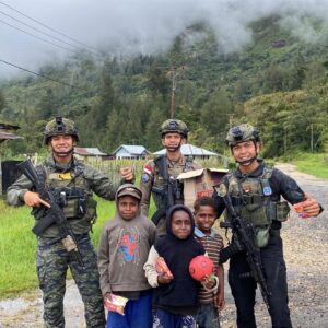 *Personel Ops Damai Cartenz Tebar Keceriaan Bersama Anak-Anak di Distrik Bibida, Paniai*