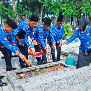 *Sambut HUT Korpri ke-54, ASN Polda Jatim Ziarah ke TMP*