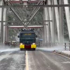 *Polres Lumajang Kerahkan Mobil AWC, Bersihkan Sisa Lumpur APG Semeru di Jembatan Besuk Koboan*