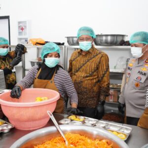 *Tinjau Dapur SPPG Polda Sulteng, Menteri Hukum Puji Standar Kualitas Layak Jadi Contoh*