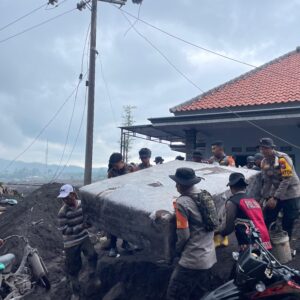*Satbrimob Polda Jawa Timur Perkuat Operasi Kemanusiaan Pasca Erupsi Semeru*