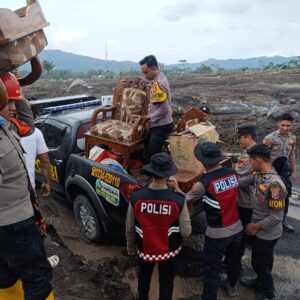 *Polda Jatim Bantu Warga Evakuasi Barang Berharga di Tengah Erupsi Gunung Semeru*