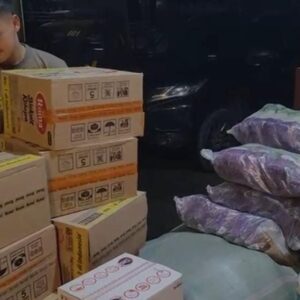 *Polda Jatim Beri Bantuan Kemanusiaan Warga Terdampak Erupsi Gunung Semeru*