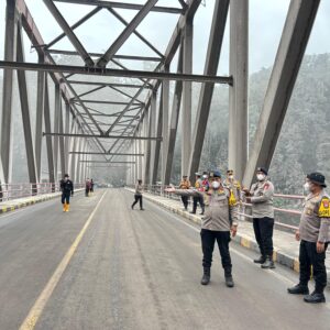 *Polda Jatim Himbau Warga Tetap Waspada Antisipasi Letusan Sekunder Gunung Semeru*