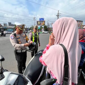 *Operasi Zebra Semeru Polresta Malang Kota Bagikan 100 Helm Gratis*
