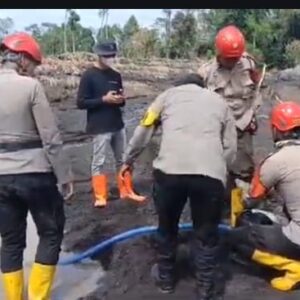 *Polda Jatim Bantu Bersihkan Endapan Lahar Dingin Pascaerupsi Gunung Semeru*