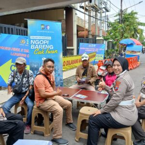 *Ditlantas Polda Jatim Ngopi Bareng Warga Sosialisasi Tertib Lalin di Operasi Zebra Semeru*