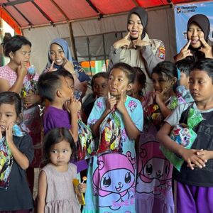 *Polres Lumajang Dampingi Anak-anak Pengungsi Semeru: Beri Hiburan dan Pulihkan Trauma*