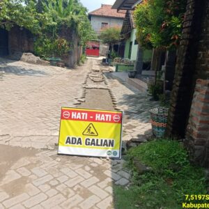 Dinas Perumahan Dan Pemukiman Kabupaten Jombang Melakukan Normalisasi Drainase di wilayah Pondok Pesantren Tambakberas Desa Tambakrejo Kabupaten Jombang.