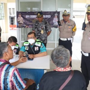*Operasi Zebra Semeru Polres Pelabuhan Tanjungperak Ramp Check Angkutan Umum dan Tes Urine Sopir*