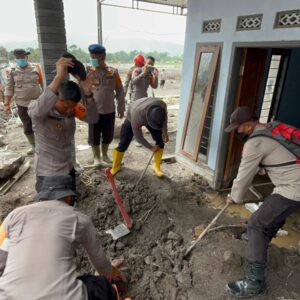 *Polisi Bersihkan Rumah Warga Terdampak Erupsi Gunung Semeru di Lumajang*