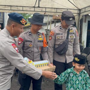 *Polisi Berbagi Snack dan Susu untuk Pelajar Terdampak Erupsi Gunung Semeru*