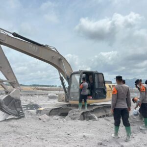 *Polda Jatim Libatkan Personel Gabungan Perbaiki Tanggul Sungai di Curah Kobokan Lumajang*