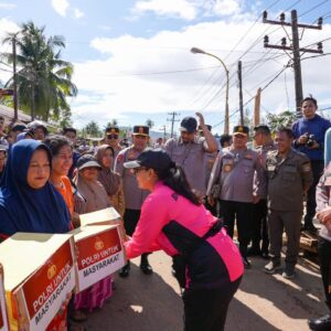 *Ketum Bhayangkari Beri Bantuan hingga Hibur Anak-anak Korban Bencana di Tapanuli Tengah*