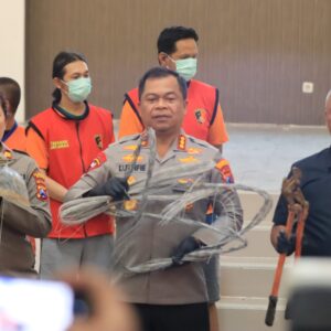 *Polrestabes Surabaya Amankan Komplotan Pelaku Pencurian Kabel Telkom dan PJU*