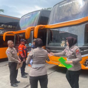 *Polres Malang Cek Kelayakan Bus Pariwisata Jelang Nataru*