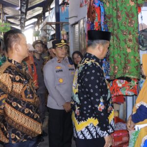 *Polres Madiun Bersama Forkopimda Cek Stabilitas Harga Bapokting Jelang Nataru*