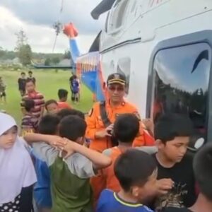 *Kru Helikopter Polri Dampingi Warga di Tengah Bencana, Anak-Anak Aceh Tamiang Jadi Sumber Semangat*