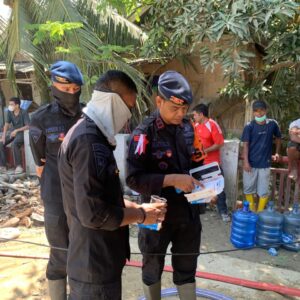 *Polri Salurkan Air Bersih dan Bagikan Masker untuk Warga Terdampak Banjir di Nagan Raya*
