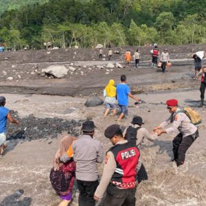 *Polisi Evakuasi Warga Terdampak Banjir Lahar Semeru di Lumajang*
