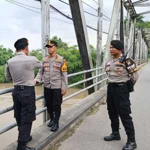 *Polres Ngawi Lakukan Mitigasi Bencana Hadapi Cuaca Ekstrem*