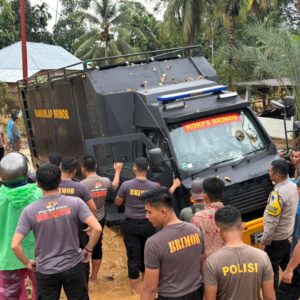 *Polri Kirim Bantuan Ke Daerah Terisolir di Sumatera*