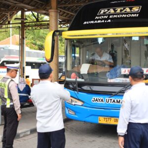 *Polres Gresik Gandeng Dishub Gelar Ramcheck Armada Bus Jelang Nataru*
